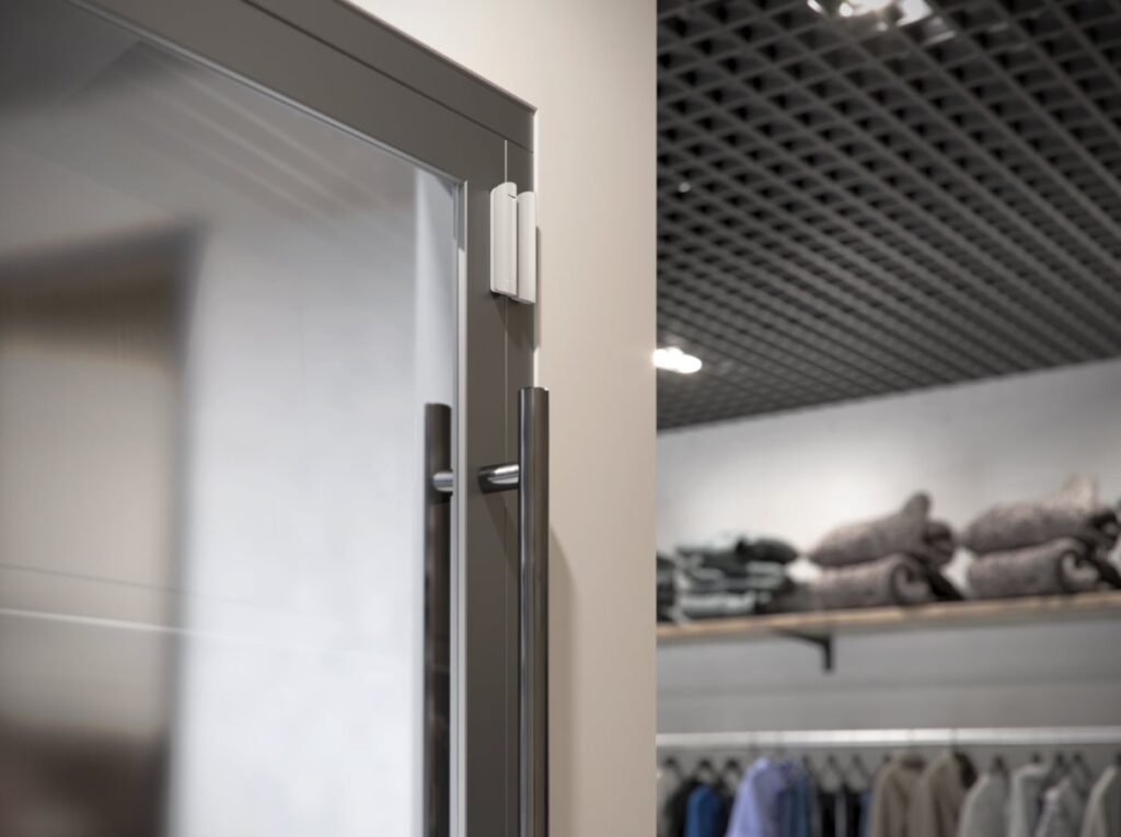 AJAX Superior DoorProtect Plus an einer Bürotür