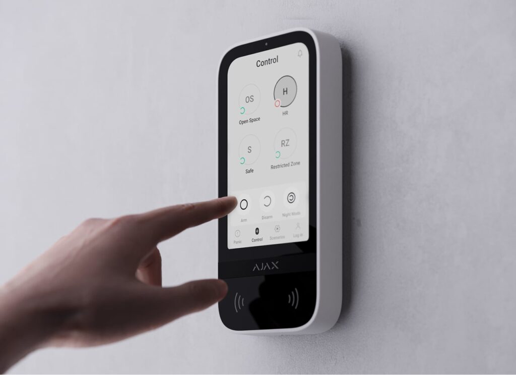 Alarmanlage am AJAX KeyPad TouchScreen Jeweller scharf schalten