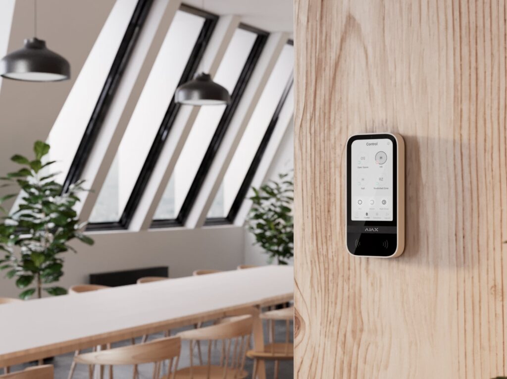 AJAX KeyPad TouchScreen Jeweller im Eingangsbereich einer Wohnung