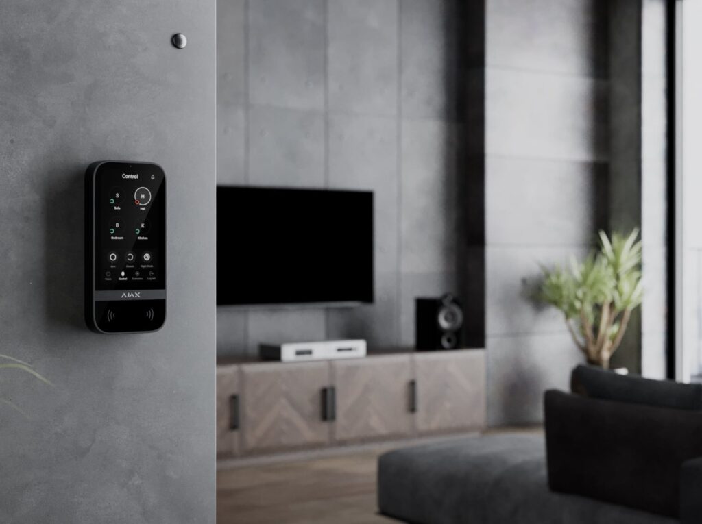 AJAX KeyPad TouchScreen Jeweller im Wohnbereich eines Einfamilienhauses